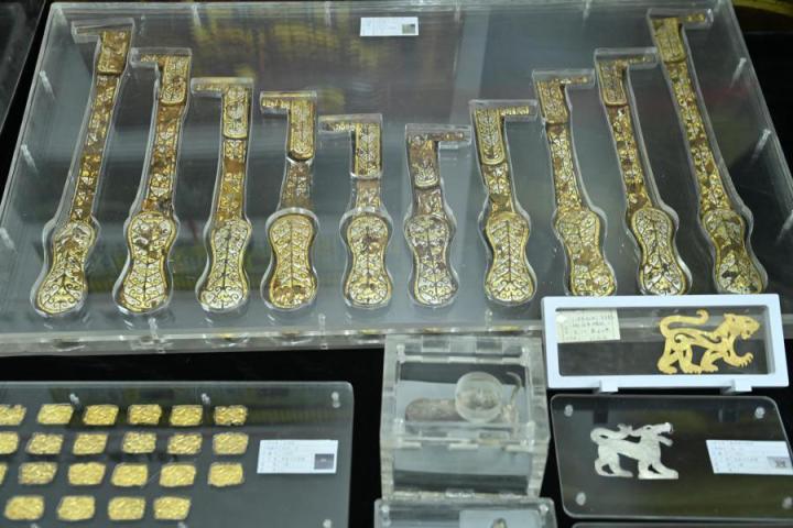 張家川馬家塬出土的金帶飾、大角羊、人形鉛俑及狼形銀車(chē)輿飾等文物。