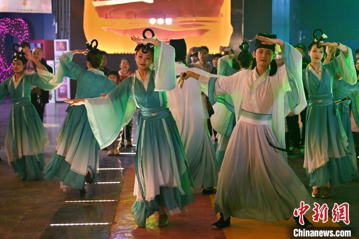 圖為工作人員進(jìn)行舞蹈表演。李亞龍 攝</p>
<p>