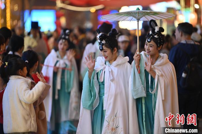 圖為街區(qū)人員著傳統(tǒng)服飾與游人互動(dòng)。李亞龍 攝</p>
<p>