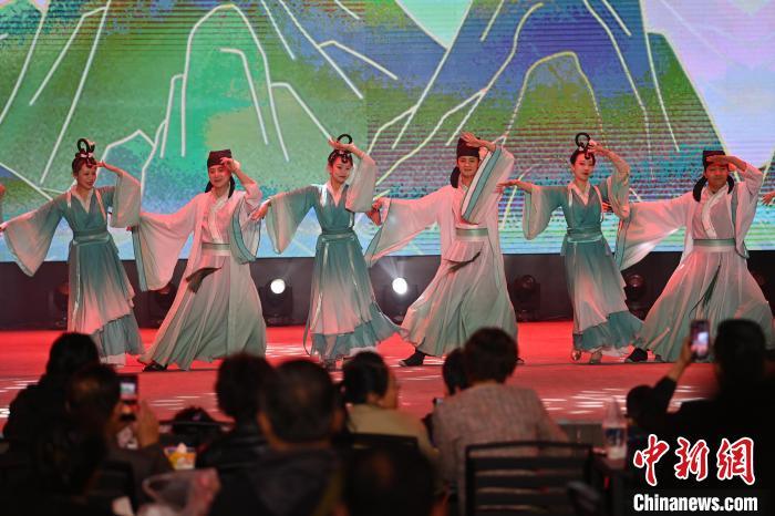 圖為工作人員進(jìn)行舞蹈表演。李亞龍 攝