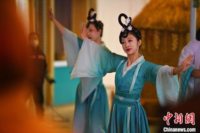 圖為工作人員進行舞蹈表演。李亞龍 攝</p><p>