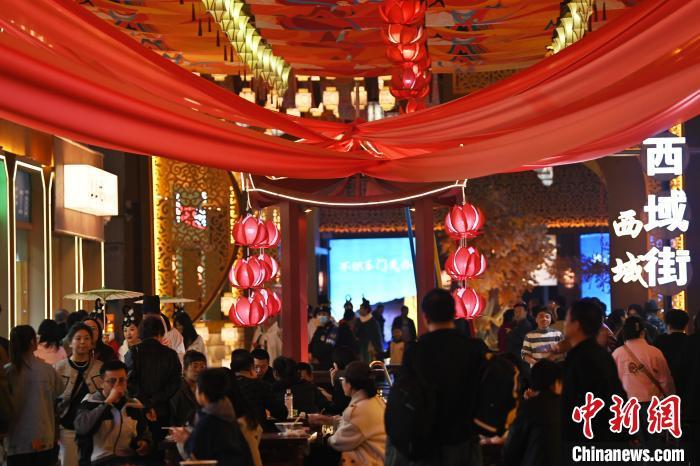 圖為街區(qū)現(xiàn)場游客絡(luò)繹不絕。李亞龍 攝</p><p>