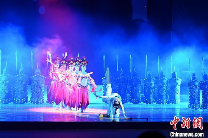 2023年2月18日，蘭州歌舞劇院創(chuàng)排的大型舞劇《大夢(mèng)敦煌》?！　【琶赖┰?攝