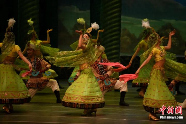2024年2月23日晚，中國(guó)經(jīng)典舞劇《絲路花雨》在甘肅蘭州演出恭賀新春。李亞龍 攝
