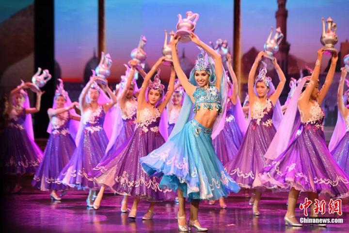 《絲路花雨》外國(guó)演員在波斯酒舞中領(lǐng)舞。楊艷敏 攝