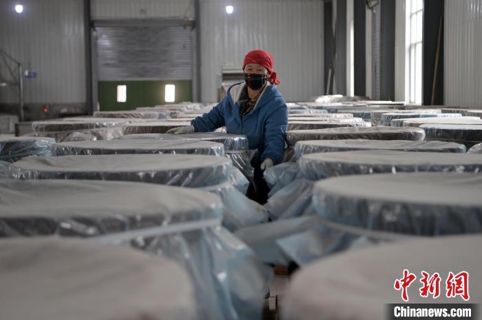 5月10日，工作人員檢查裝有酒糟的壇子。九美旦增　攝