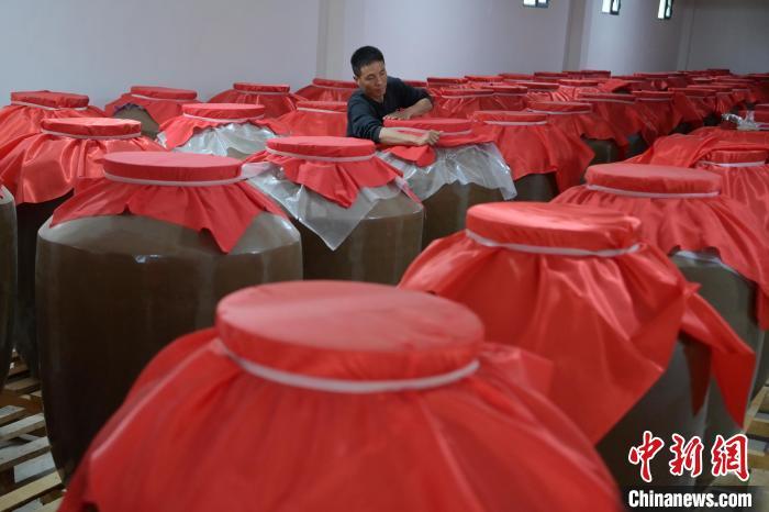 圖為5月10日，工作人員在儲酒庫檢查酒缸密封性。九美旦增　攝