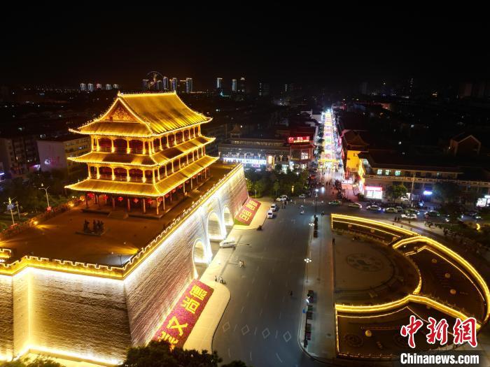 圖為武威市標(biāo)志性建筑涼州古城門燈光亮起。(無人機照片) 　戴文昌 攝</p><p>