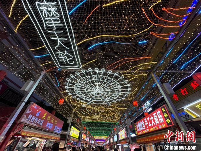 圖為明清街夜市燈光點亮具有武威文化元素的“摩天輪”彩燈。　戴文昌 攝</p><p>