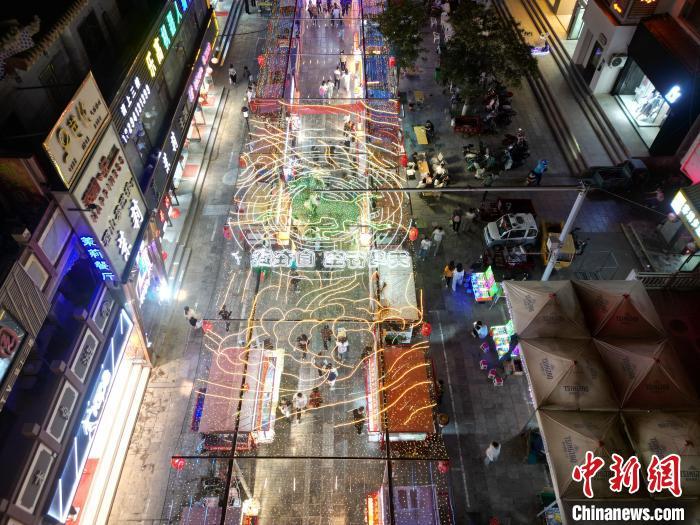 圖為明清街夜市燈光點亮具有武威文化元素的“銅奔馬”彩燈。(無人機照片) 　戴文昌 攝</p><p>