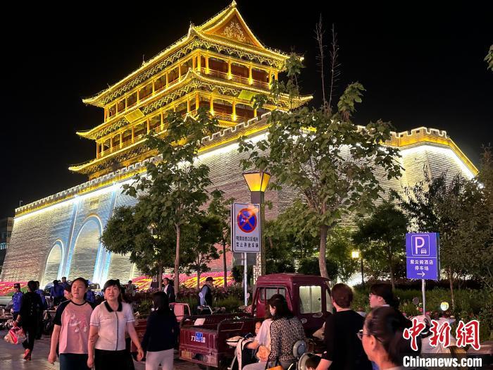 圖為夜幕降臨，涼州古城門燈光亮起?！〈魑牟?攝