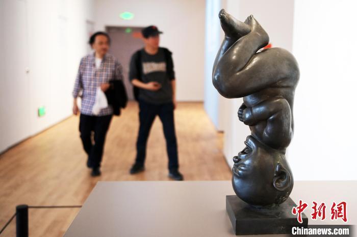 5月21日，觀眾參觀“絲路印跡”雕塑藝術(shù)作品展展出的雕塑作品。九美旦增 攝</p>
<p>