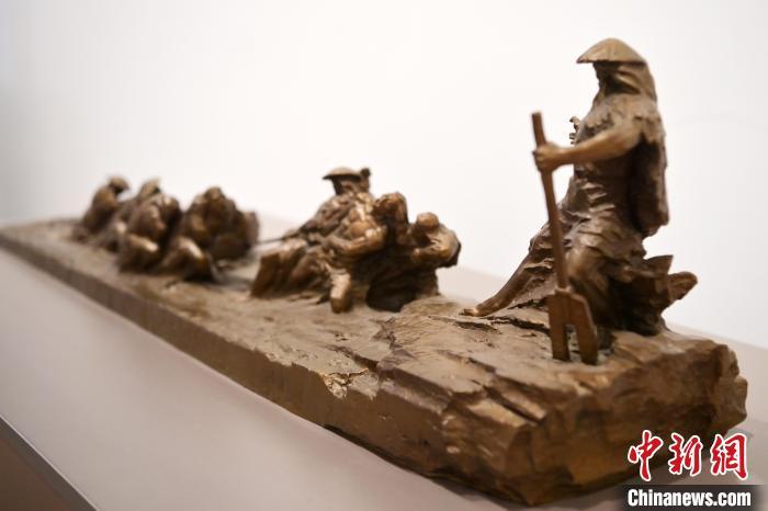 5月21日，在“絲路印跡”雕塑藝術(shù)作品展展出的作品《治水為民·禹德九州》。九美旦增 攝</p>
<p>