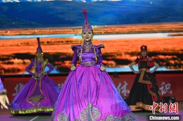 圖為開幕式現(xiàn)場(chǎng)蒙古族服飾秀。李亞龍 攝</p>
<p>