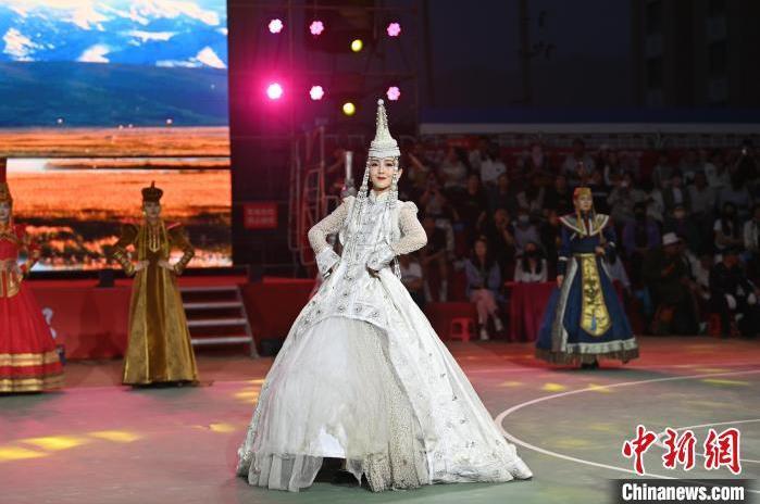 圖為開幕式現(xiàn)場(chǎng)蒙古族服飾秀。李亞龍 攝</p>
<p>