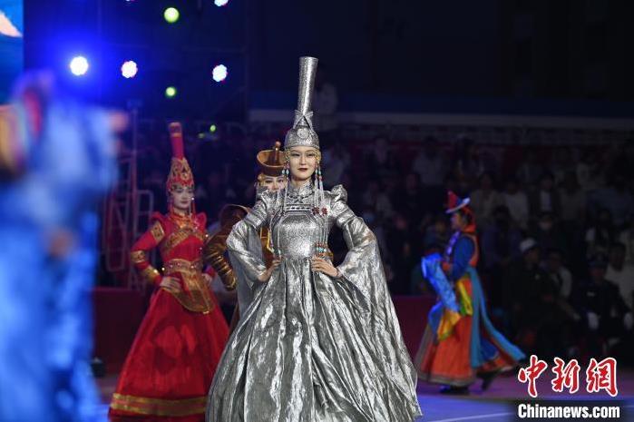 圖為開幕式現(xiàn)場(chǎng)蒙古族服飾秀。李亞龍 攝</p>
<p>