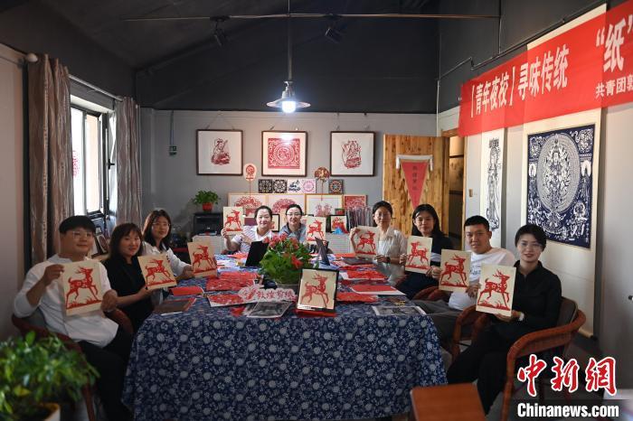 6月6日，在甘肅敦煌青年夜校課程中，青年學(xué)員展示學(xué)習(xí)敦煌非遺剪紙的成果。