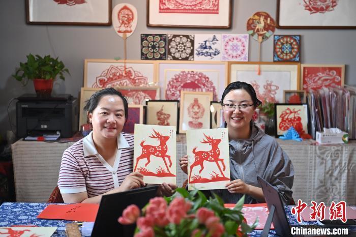 6月6日，在甘肅敦煌青年夜校課程中，青年學(xué)員展示學(xué)習(xí)敦煌非遺剪紙的成果。李亞龍 攝　　