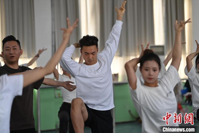 6月6日，在甘肅敦煌青年夜校課程中，青年學(xué)員學(xué)習(xí)敦煌舞課程。李亞龍 攝　　