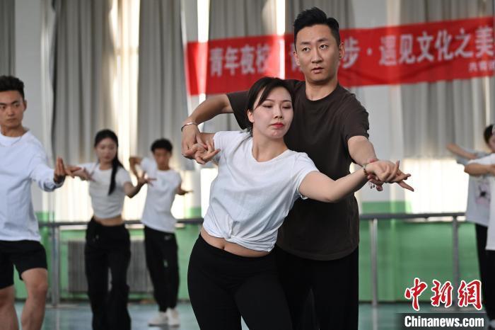 6月6日，在甘肅敦煌青年夜校課程中，學(xué)員學(xué)習(xí)敦煌舞課程。李亞龍 攝　　