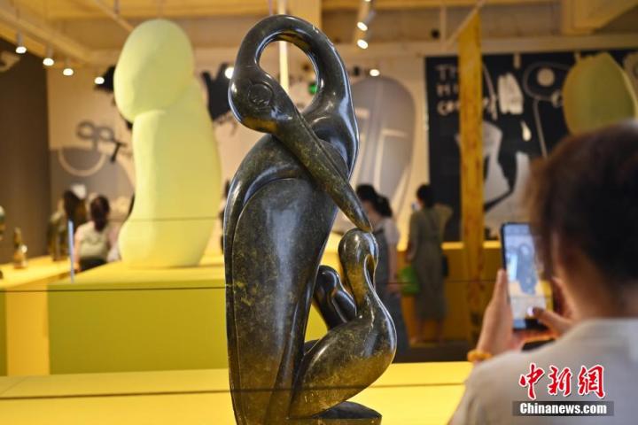 圖為游客拍攝蛇紋石作品《依戀》。中新社記者 李亞龍 攝