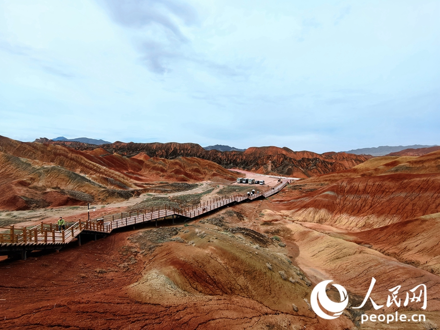  雨后的七彩丹霞，顏色格外艷麗。人民網(wǎng) 黃津曉虎攝