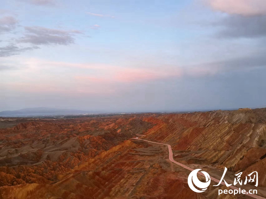 日落時分，余暉與丹霞交相輝映。人民網(wǎng)記者 唐嘉藝攝