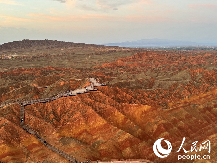 日落時分，余暉與丹霞交相輝映。人民網(wǎng)記者 徐冬兒攝