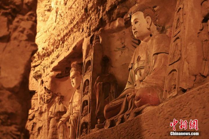 7月15日，甘肅省平?jīng)鍪袥艽h百里石窟長廊中的王母宮石窟造像。百里石窟長廊位于涇川縣境內(nèi)，由512個石窟、5眼窟中石井組成，現(xiàn)存王母宮石窟、鳳凰山石窟、南石窟寺、丈八寺石窟、羅漢洞石窟、太山寺石窟等規(guī)模較大的石窟群，還有數(shù)量眾多的小石窟群。王母宮石窟又名千佛洞，該窟設(shè)計宏大，造像生動，窟內(nèi)擁有造像數(shù)百尊，是較為珍貴的佛教文化歷史遺存。中新社記者 李亞龍 攝</p>
<p>