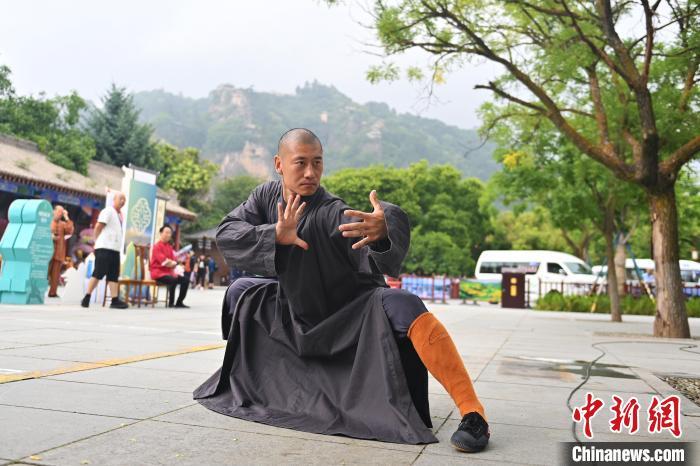 7月14日，甘肅省平?jīng)鍪嗅轻忌骄皡^(qū)內(nèi)，嵩山少林弟子展示武藝。7月13日至14日，“2024年北京體育大學第十五屆國際武術比賽交流大會暨首屆崆峒山國際武術大會”舉行，大會也在崆峒山景區(qū)進行問道崆峒、武術高級研修班、崆峒拜師等系列活動。中新社記者 李亞龍 攝</p>
<p>