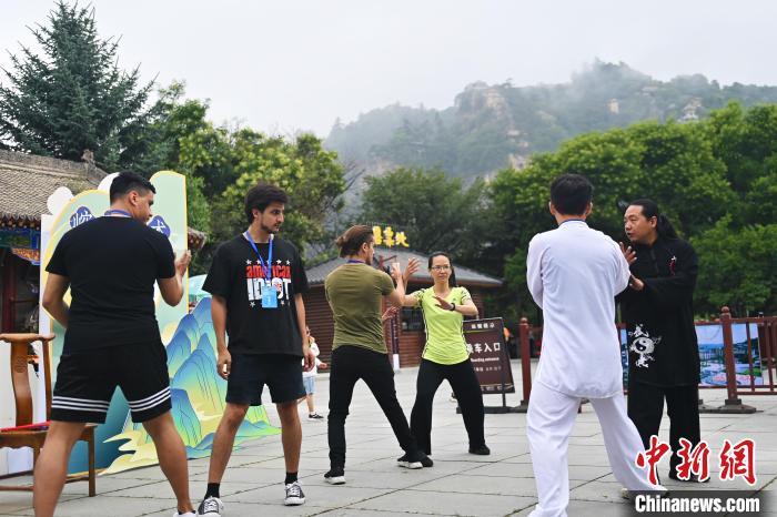 7月14日，甘肅省平?jīng)鍪嗅轻忌骄皡^(qū)內(nèi)，外籍武術愛好者學習崆峒派武術。7月13日至14日，“2024年北京體育大學第十五屆國際武術比賽交流大會暨首屆崆峒山國際武術大會”舉行，大會也在崆峒山景區(qū)進行問道崆峒、武術高級研修班、崆峒拜師等系列活動。中新社記者 李亞龍 攝</p>
<p>