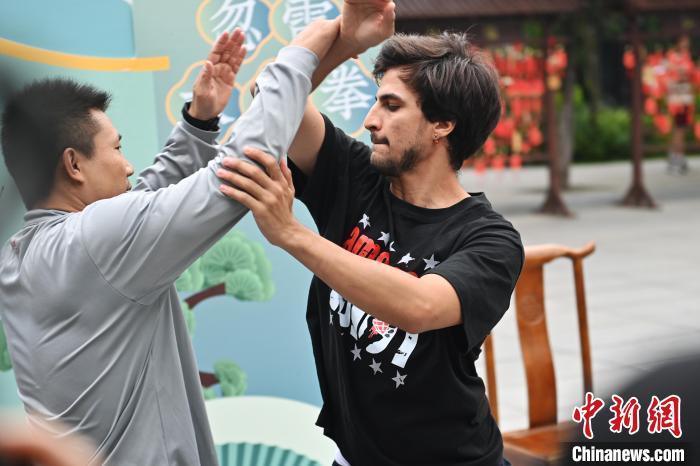 7月14日，甘肅省平?jīng)鍪嗅轻忌骄皡^(qū)內(nèi)，外籍武術愛好者(右)進行忽雷太極拳切磋。7月13日至14日，“2024年北京體育大學第十五屆國際武術比賽交流大會暨首屆崆峒山國際武術大會”舉行，大會也在崆峒山景區(qū)進行問道崆峒、武術高級研修班、崆峒拜師等系列活動。中新社記者 李亞龍 攝</p>
<p>