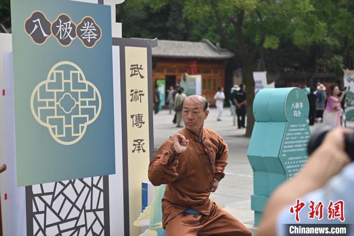 7月14日，甘肅省平?jīng)鍪嗅轻忌骄皡^(qū)內(nèi)，八極拳傳承人展示八極拳。7月13日至14日，“2024年北京體育大學第十五屆國際武術比賽交流大會暨首屆崆峒山國際武術大會”舉行，大會也在崆峒山景區(qū)進行問道崆峒、武術高級研修班、崆峒拜師等系列活動。中新社記者 李亞龍 攝</p>
<p>
