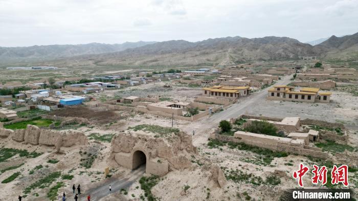 7月13日，位于山丹漢明長城遺址里的硤口古城。(無人機圖片) 　九美旦增 攝