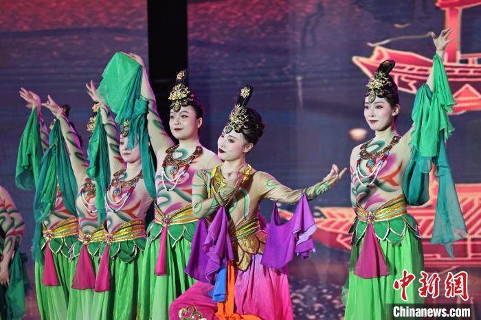 7月19日晚，第五屆黃河之濱文藝展演在蘭州體育文化廣場(chǎng)開(kāi)幕。圖為開(kāi)幕式演出敦煌舞蹈。張曦予 攝