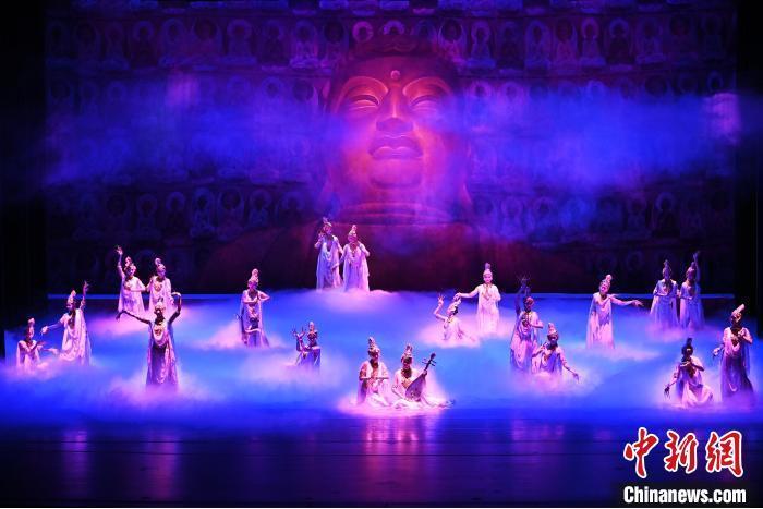 7月18日晚，中國經(jīng)典舞劇《絲路花雨》在甘肅蘭州黃河劇院進行演出。中國經(jīng)典舞劇《絲路花雨》迎來45周年，7月17日-8月4日在蘭州開啟為期多天的駐場演出。該舞劇取材于敦煌莫高窟壁畫，集中國霓裳羽衣舞、敦煌舞、印度舞、黑巾舞、波斯馬鈴舞等于一身，自1979年演出至今，該劇先后在40多個國家和地區(qū)演出近4000場，觀眾550多萬人次。中新社記者 李亞龍 攝</p>
<p>