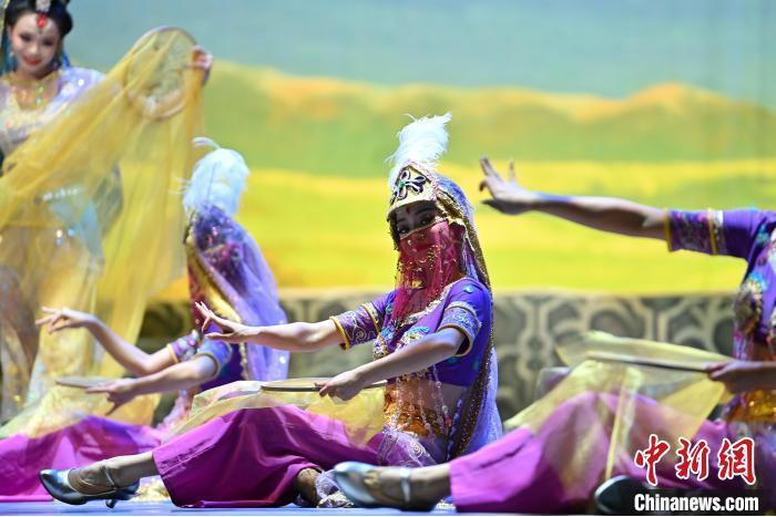 7月18日晚，中國經(jīng)典舞劇《絲路花雨》在甘肅蘭州黃河劇院進行演出。中國經(jīng)典舞劇《絲路花雨》迎來45周年，7月17日-8月4日在蘭州開啟為期多天的駐場演出。該舞劇取材于敦煌莫高窟壁畫，集中國霓裳羽衣舞、敦煌舞、印度舞、黑巾舞、波斯馬鈴舞等于一身，自1979年演出至今，該劇先后在40多個國家和地區(qū)演出近4000場，觀眾550多萬人次。中新社記者 李亞龍 攝</p>
<p>