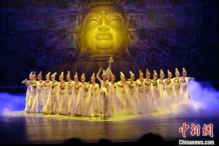 7月18日晚，中國經(jīng)典舞劇《絲路花雨》在甘肅蘭州黃河劇院演出。李亞龍 攝