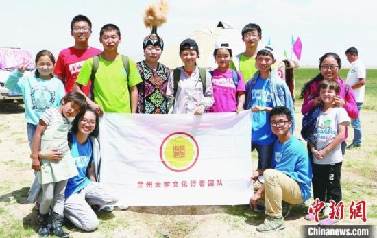 圖為蘭州大學(xué)文化行者團隊走進民族社區(qū)。(資料圖)蘭州大學(xué)供圖