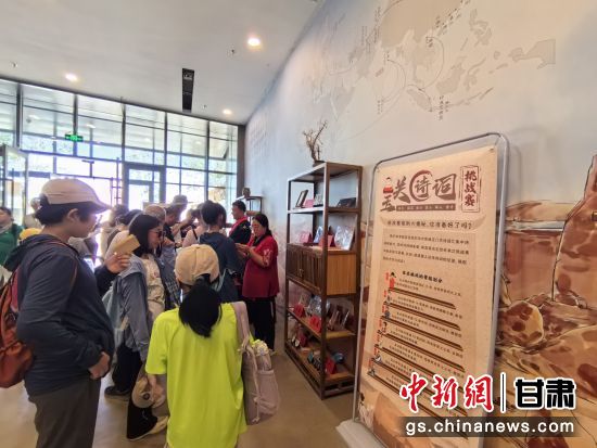 近日，玉門關遺址景區(qū)開啟了一場精彩紛呈的玉關詩詞挑戰(zhàn)賽，吸引眾多游人參與其中。玉門關遺址景區(qū)供圖