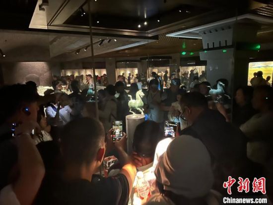 8月17日至23日，“濃濃民族情 兩岸一家親”臺(tái)灣同胞參訪團(tuán)甘肅行交流活動(dòng)在甘肅展開。圖為臺(tái)胞參觀甘肅省博物館。中新社記者 閆姣 攝