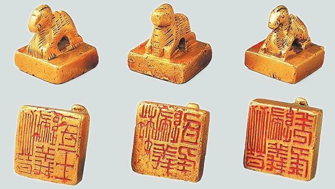 從左至右依次為“晉歸義羌侯”金印、“晉歸義氐王”金印、“魏歸義氐侯”金印