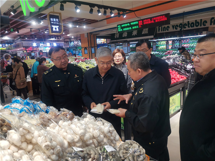 圖為市委常委、市紀(jì)委書記、市監(jiān)委主任張學(xué)勇調(diào)研食品安全責(zé)任包保企業(yè)西部天地商貿(mào)有限責(zé)任公司.jpg
