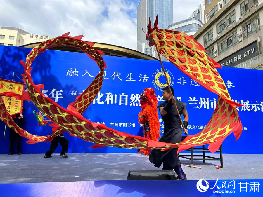 柴宗峰在2025年“文化和自然遺產(chǎn)日”蘭州市非遺宣傳展示活動(dòng)中表演舞獅。人民網(wǎng)記者 焦隆攝