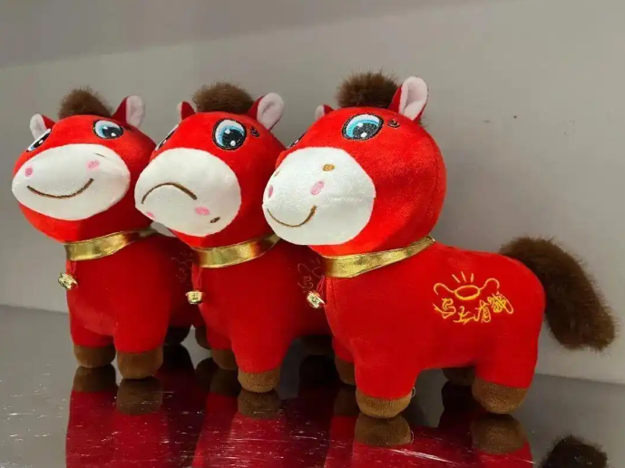 義烏工人縫反玩偶嘴角，“哭哭馬” 引爆情緒消費(fèi)